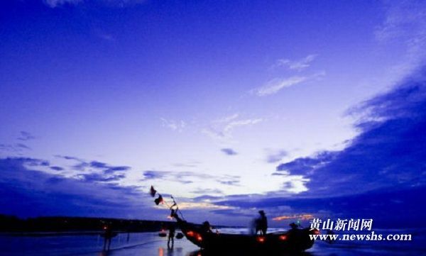晚乌:安静的书写者 ——读晚乌的散文集《天亮前醒来》 晚乌:安静的书写者 ——读晚乌的散文集《天亮前醒来》