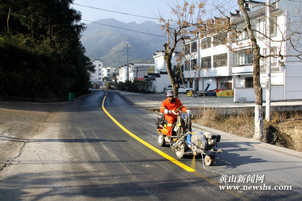 休宁公路分局出新标线美化路容 休宁公路分局出新标线美化路容