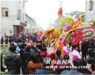 古黟北街: 涂抹新红上海棠 古黟北街: 涂抹新红上海棠