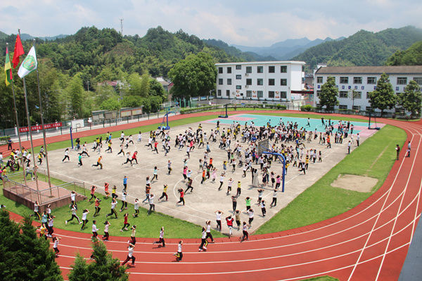 歙县森村中心学校成功举行防震紧急疏散演练 歙县森村中心学校成功举行防震紧急疏散演练