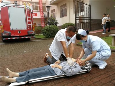 黄山市中心城区养老服务机构举行实战逃生演练 黄山市中心城区养老服务机构举行实战逃生演练