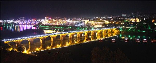 古城夜色奏华章
