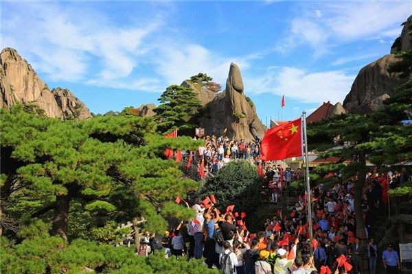 万余名游客黄山之巅庆国庆