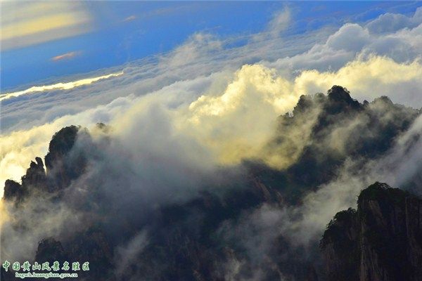 人在雾中行，黄山风景独好