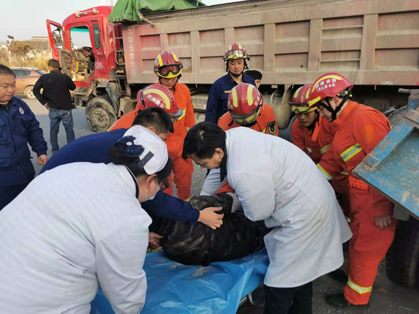 黄山区：农用三轮车与渣土车相撞 事故造成一人受伤被困 