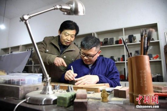 “90后”新徽匠子承父业钻研徽墨制作
