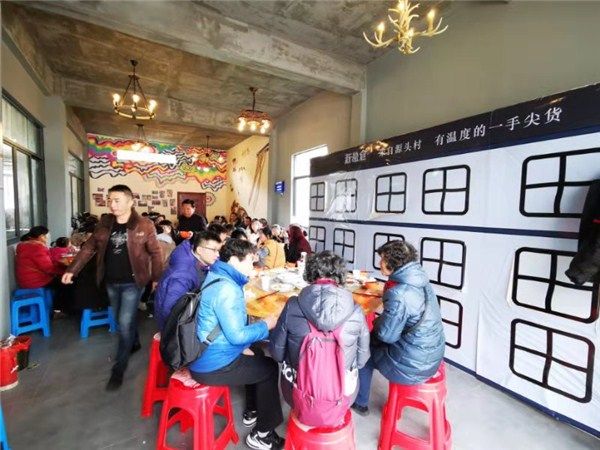 百余市民品尝年猪宴