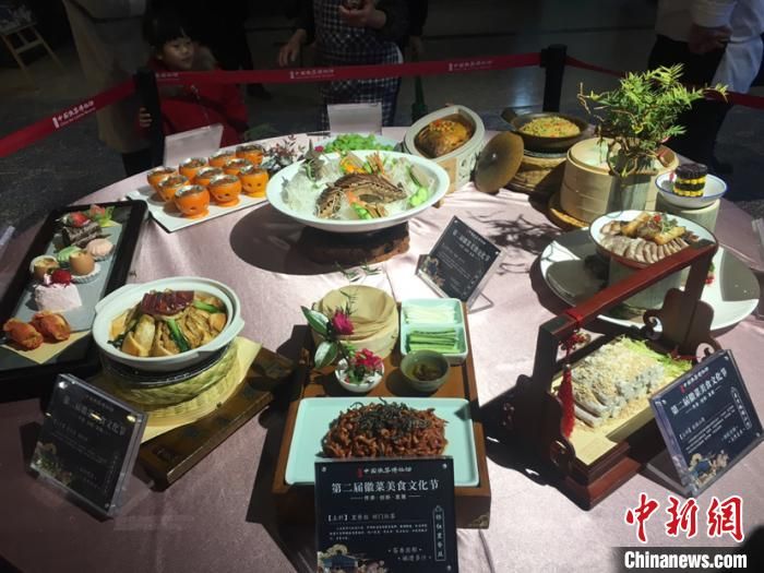 比厨艺吃徽菜品文化 安徽黄山举行徽菜美食文化节