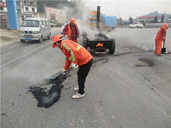 歙县公路分局修补路面保春运春节安全畅通