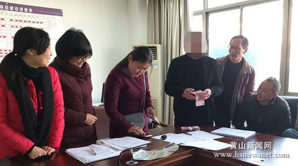 歙县法院：送法进厂调纠纷 民工获酬尽欢颜