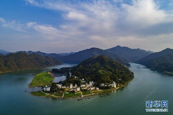 航拍：山水画廊新安江