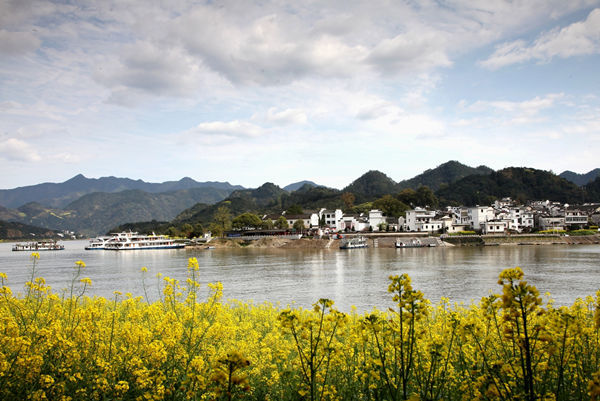安徽歙县：游船载客入画廊