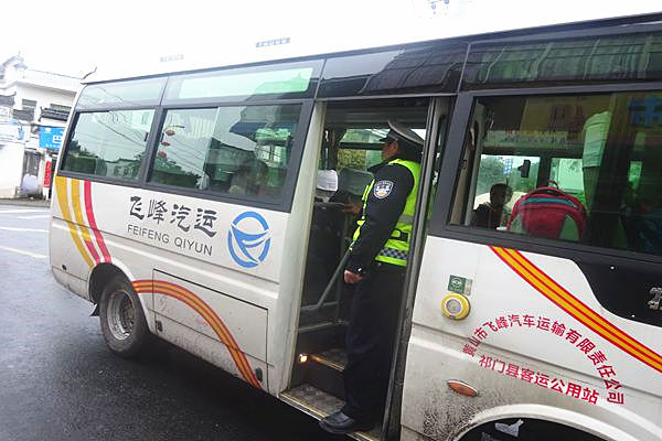 黟县交警积极开展接送学生车辆专项整治