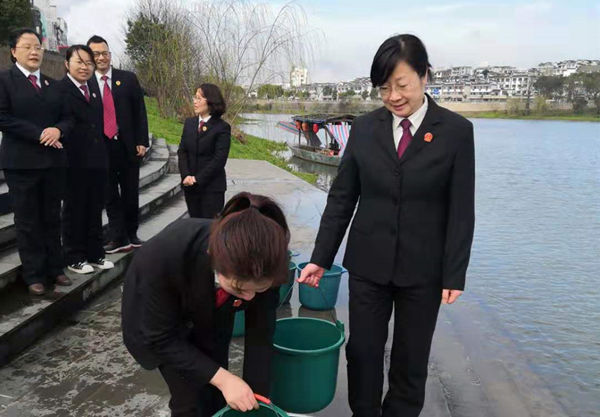 歙县启动生态赔偿增殖放流活动