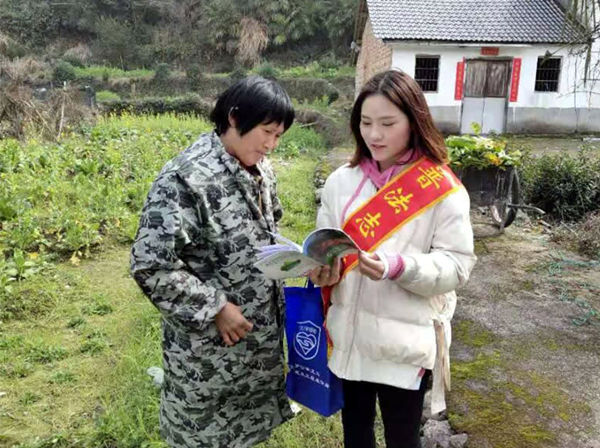 祁门县司法局“田间地头送法”助春耕