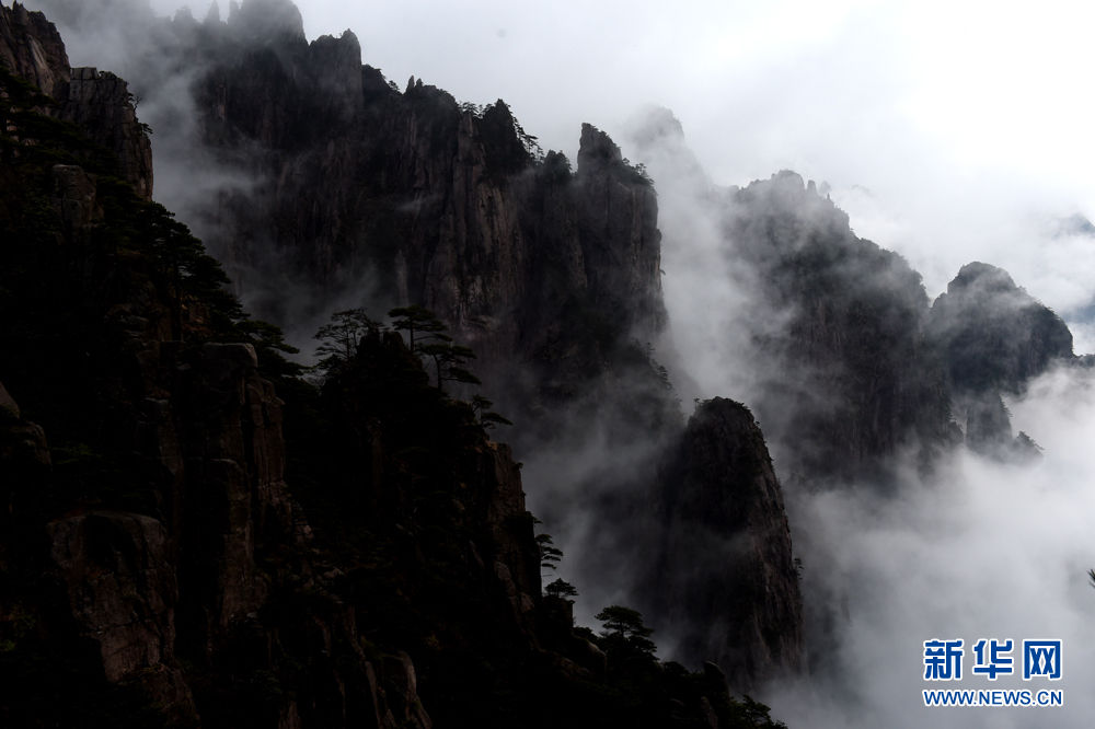“春潮涌动”瞰黄山