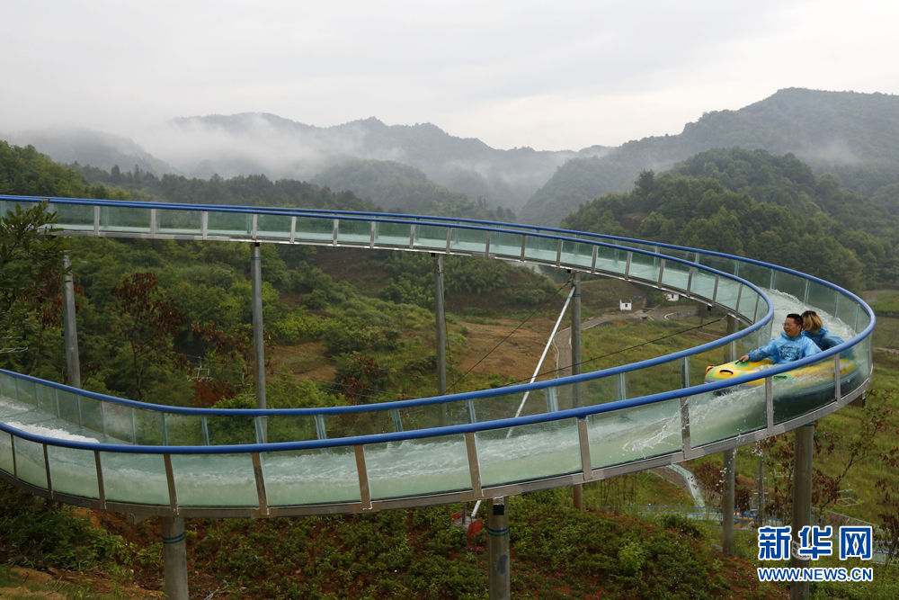落差百米！高空玻璃水滑道在黄山黟县开漂
