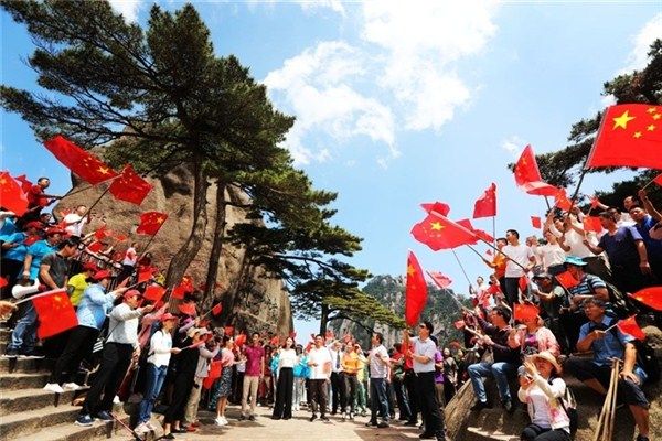 放歌黄山之巅 宏村唱响红歌