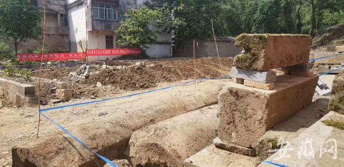 “程朱阙里坊”又现无字横匾
