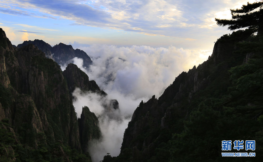 黄山雨后云海 宛若水墨画境