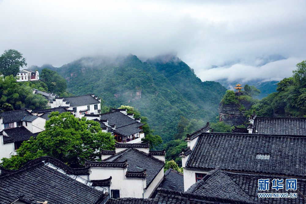 航拍齐云山：云衣带雨归