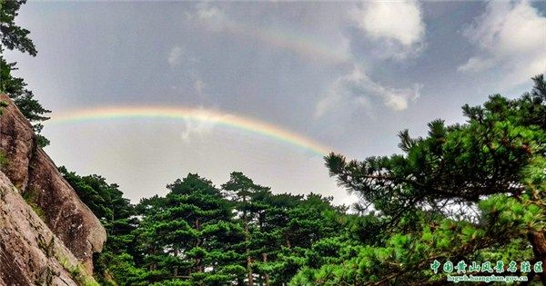 黄山上空“太阳雨”中现彩虹