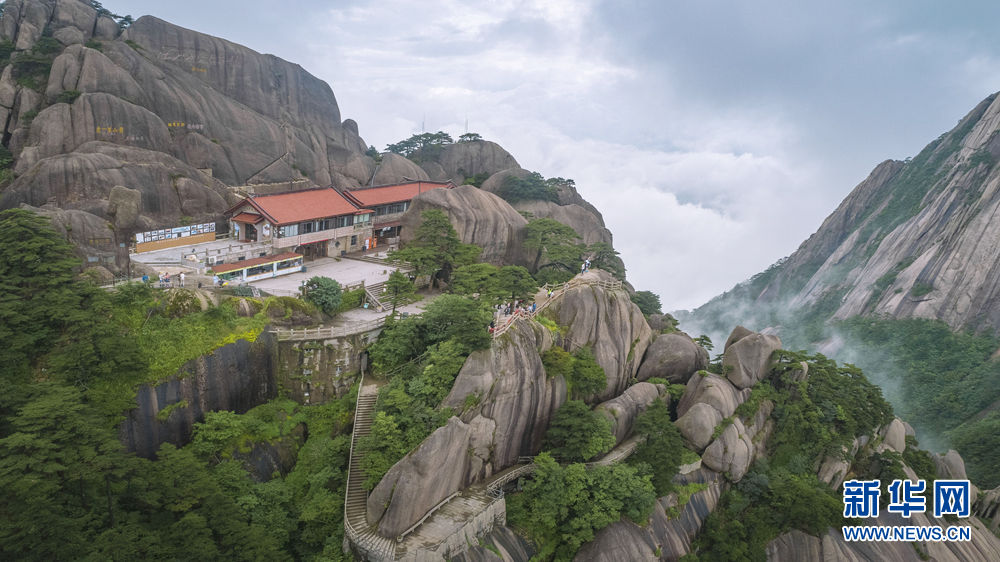 云垂海立天地间 劲松阁楼落黄山