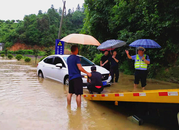 祁门县遭遇强降雨 各地迅速展开抢险救灾