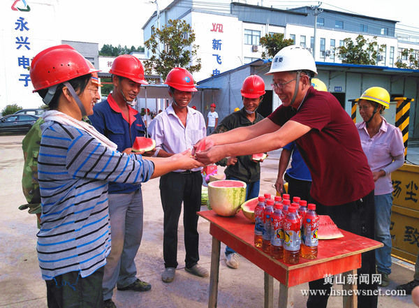 祁门县给建筑工人送“清凉”