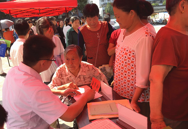 黟县人民医院开展健康科普宣传进社区活动