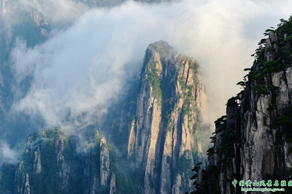 中秋黄山：朝霞与云海交相辉映 浑然天成