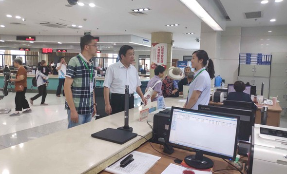 领导坐班窗口 助力群众办事
