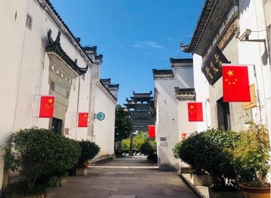 新安江滨水旅游景区精心营造国庆氛围 飘扬最美“中国红”