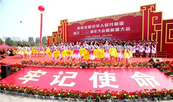 千人登台颂祖国