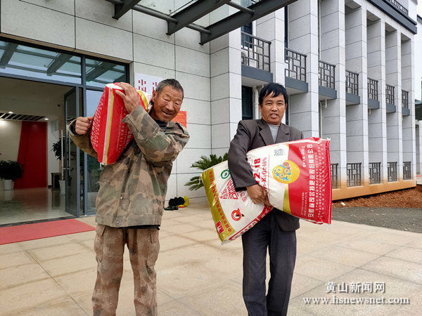 休宁县陈霞乡：科技示范户喜领物化补贴促增收