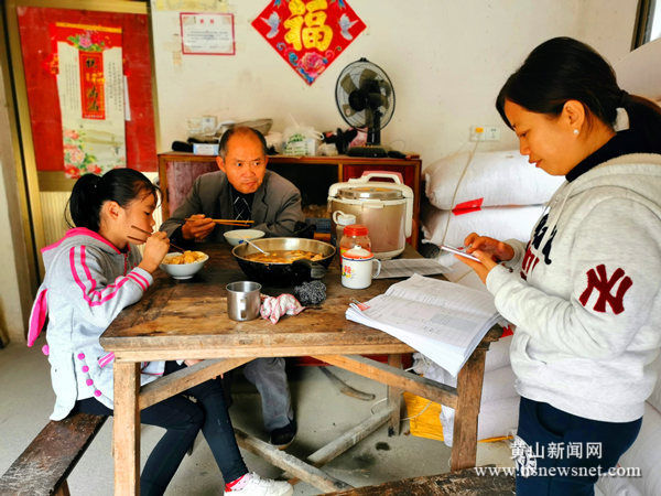 歙县坑口乡：“挑灯夜战”保障普查质效双提升