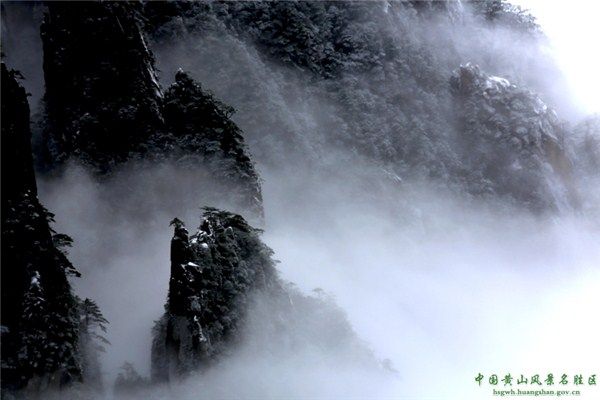 【网络述年】【乐享鼠年】【网络中国节 ·春节】黄山风景区迎来2020年首场降雪