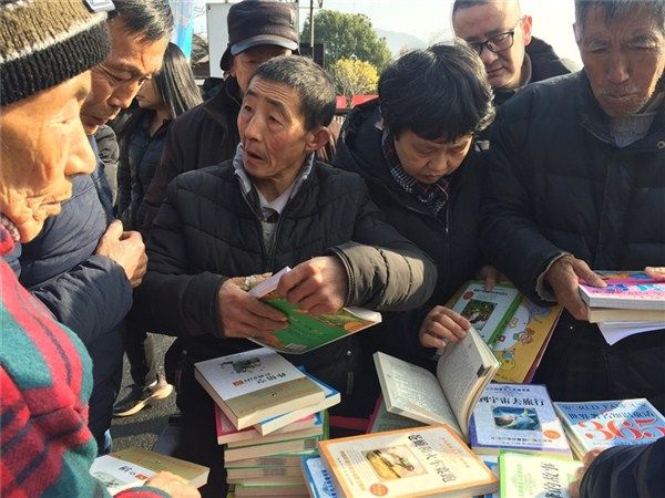 【网络述年】【乐享鼠年】【网络中国节 ·春节】全市“三下乡”走进黟县宏村镇卢村 温暖送下乡 群众乐开怀