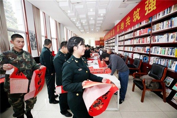 【网络述年】【乐享鼠年】【网络中国节 ·春节】新春送“福”进军营