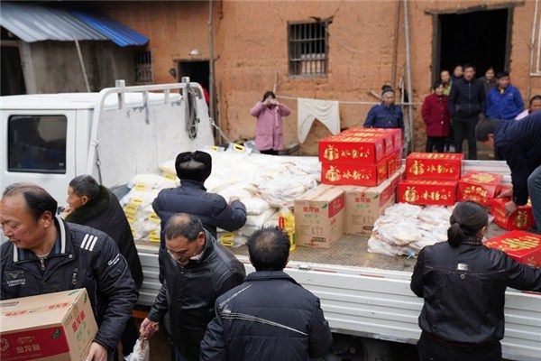 【网络中国节·春节】市导游员协会为深山村民送去年货礼包