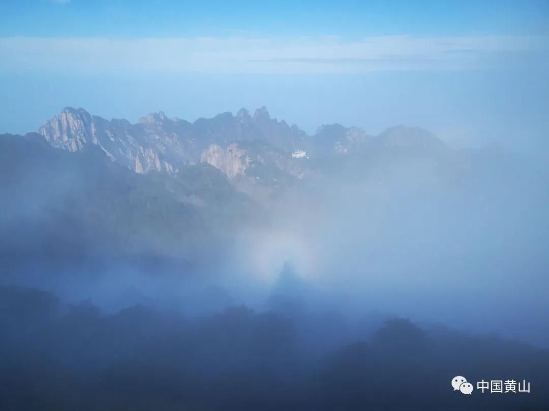 12月的第一天，黄山瀑布云、佛光等气象景观频现