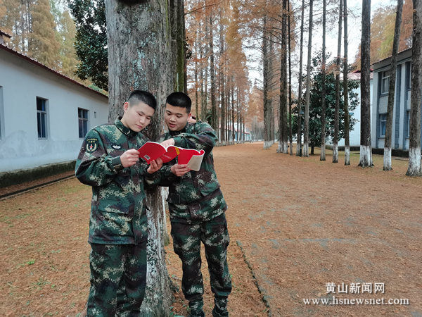  祁门：送书到军营  书香传真情