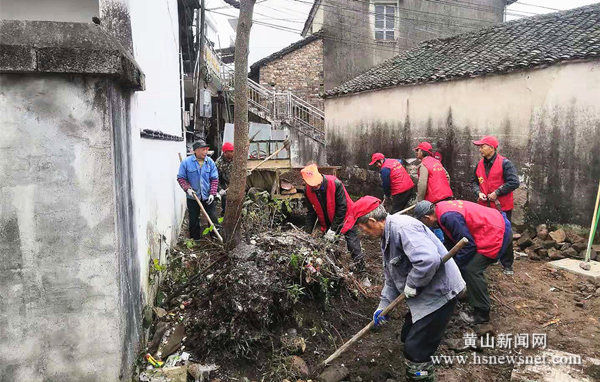 休宁县五城镇：清扫垃圾美家园