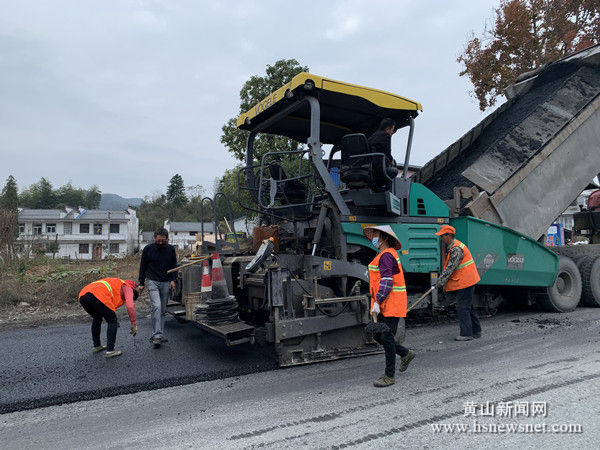 祁门：路面修复养护工程快速推进