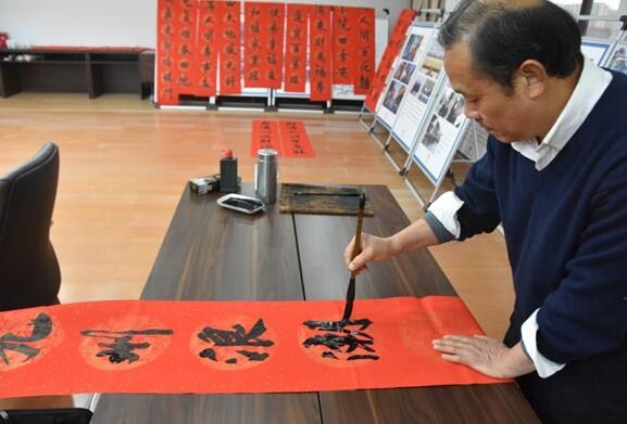 迎春纳福 老街文旅公司开展“写春联 送祝福”活动