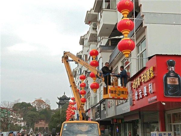 文化红灯笼扮靓新休宁