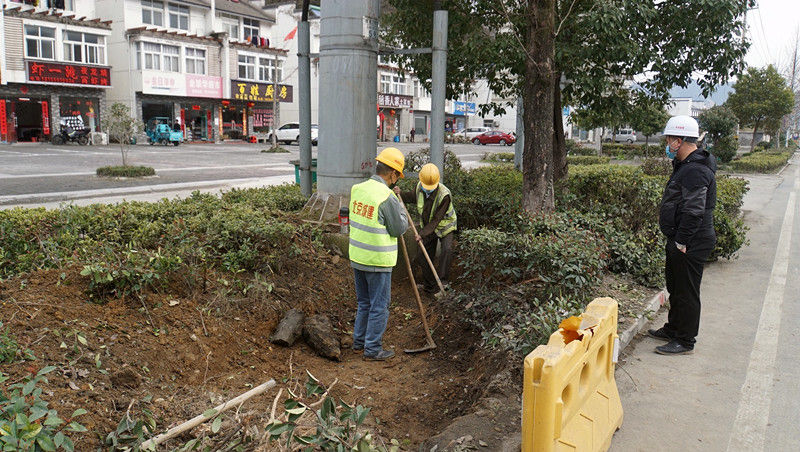 黄山区谭家桥镇：东黄山国际小镇重要道路半幅交替封闭施工