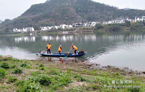 歙县渔梁社区“江面美容师”风雨无阻保洁净