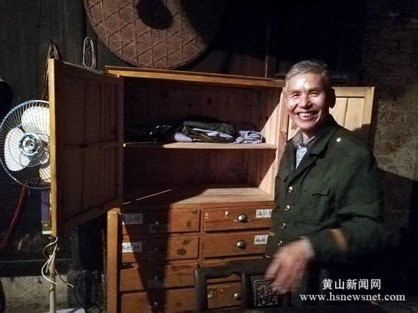 歙县新溪口乡组织开展向困难群体捐赠旧桌椅家电活动
