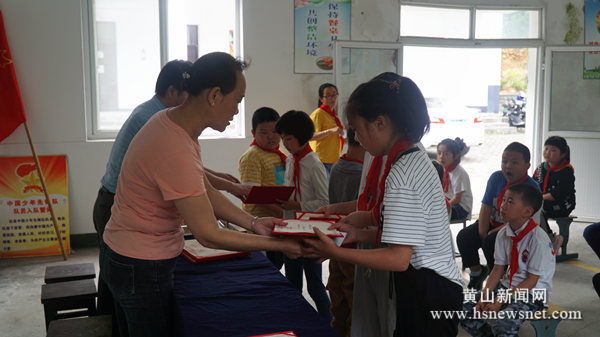 黄山区龙门中心学校开展庆“六·一”主题活动